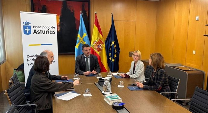 El consejero de Hacienda y Fondos Europeos,  Guillermo Peláez, con los exconsejeros Ana Cárcaba, Jaime Rabanal y Dolores Carcedo.