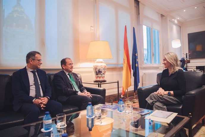 La ministra de Educación, Formación Profesional y Deportes, Milagros Tolón, se reúne con representantes de centros privados y concertados