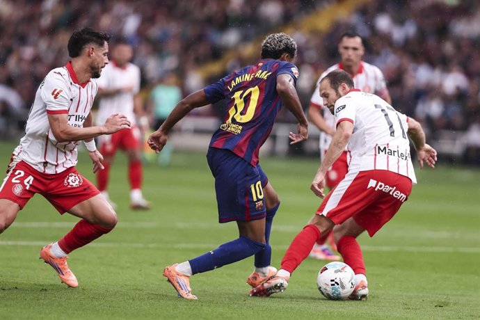 Archivo - Lamine Yamal (FC Barcelona) intenta regatear a Daley Blind (Girona FC) en el partido de LaLiga EA Sports 2025-26 disputado en el Estadi Olimpic Lluis Companys.