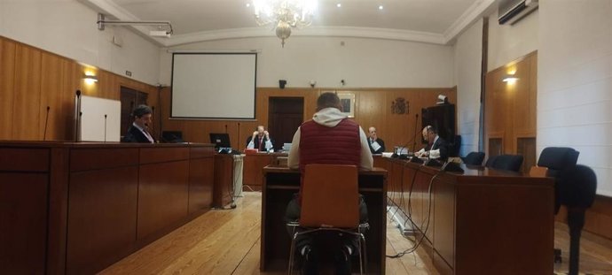 El supuesto explotador de trabajadores del campo, de espaldas, durante su declaraciòn en la segunda y última jornada del juicio celebrado en la Audiencia de Valladolid.