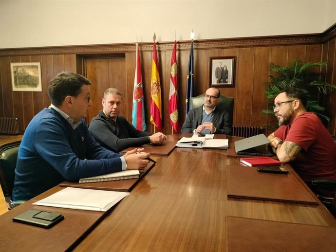 El alcalde de Ponferrada, Marco Morala (al fondo) en una de las reuniones llevadas a cabo en el marco de la recuperación de la memoria.