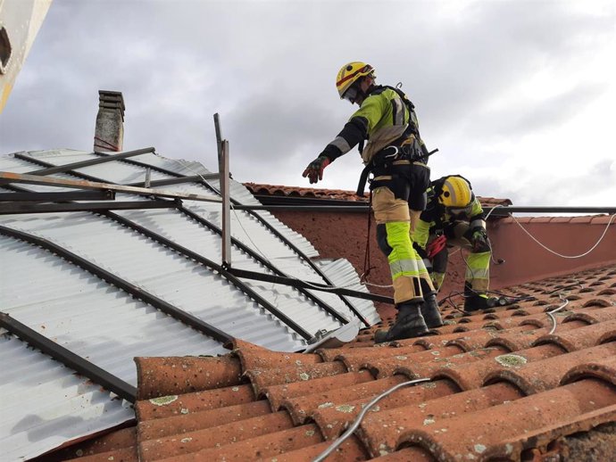 Bomberos del Sepei de la Diputación de Cáceres retiran una cubierta desplazada por la borras Kristin