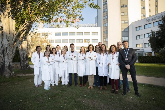 Archivo - Foto de grupo de los profesionales que han participado en la intervención