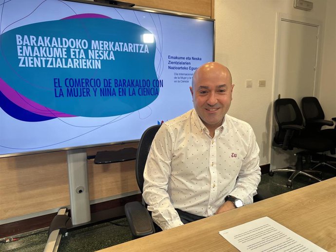 El presidente de Inguralde, David Solla, presenta la iniciativa del comercio local en el Día de de la Mujer y la Niña en la Ciencia.
