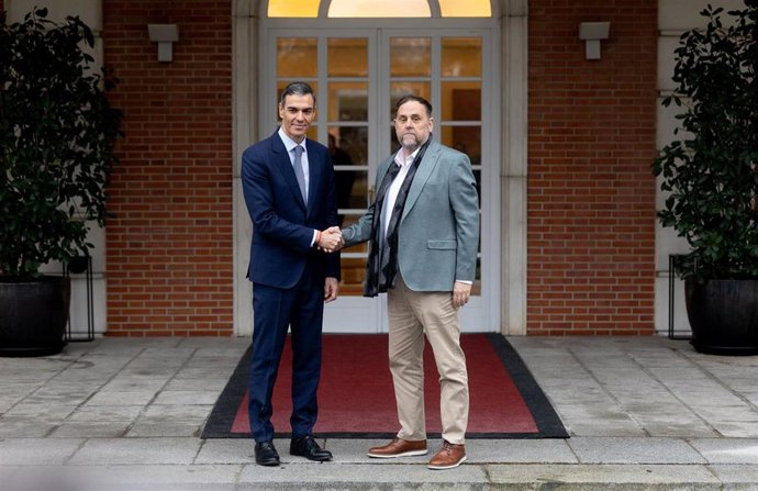 El presidente del Gobierno, Pedro Sánchez, recibe al presidente de Esquerra Republicana de Catalunya (ERC), Oriol Junqueras, en el Palacio de la Moncloa.