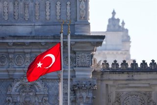 Archivo - La bandera de Turquía, en la ciudad de Estambul.