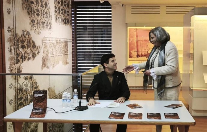 Roberto Iturriaga y 'Doña Pituca', protagonista del cluedo, en la presentación de las actividades