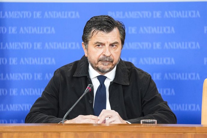 El portavoz del Grupo Parlamentario Popular, Toni Martín, durante la ronda de ruedas de prensa de portavoces de los grupos parlamentarios en el Parlamento de Andalucía, a 29 de enero de 2026 en Sevilla (Andalucía, España). Los portavoces de los grupos par