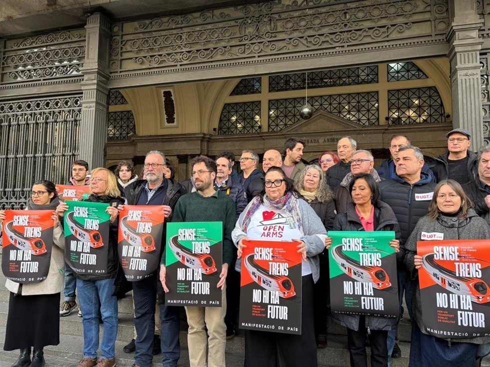 Entidades y plataformas de usuarios de Rodalies en la Estació de Frana de Barcelona, donde el 7 de febrero se llevará a cabo una protesta