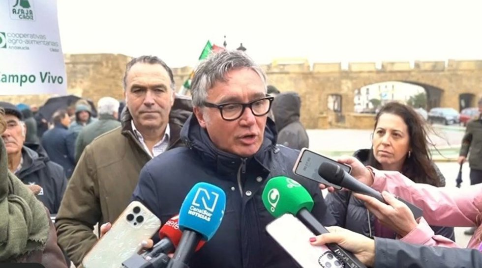 Manuel Gavira atiende a la prensa en la concentración de los agricultores contra el acuerdo de Mercosur.