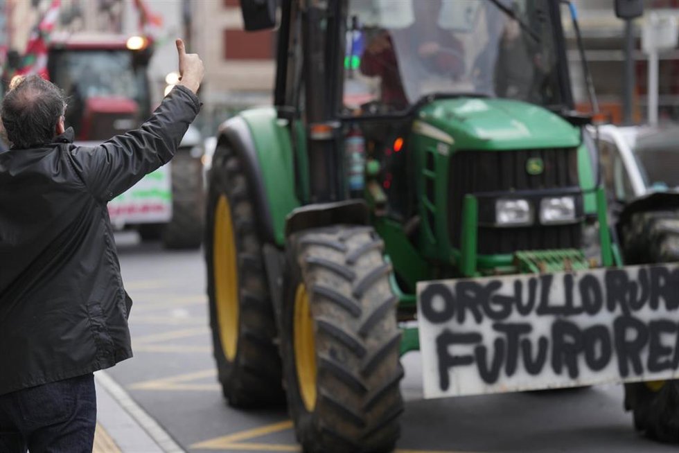 Una persona apoya la tractorada en Bilbao bajo el lema  '¡UE-Mercosur Stop! La alimentación no es una mercancía'.