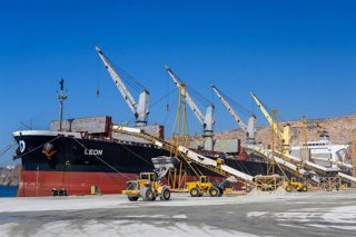 Archivo - Carga de yeso en un puerto de la Autoridad Portuaria de Almería.