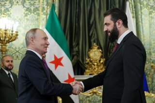El presidente ruso, Vladimir Putin, recibe al presidente interino sirio, Ahmed al Shara, en Moscú.