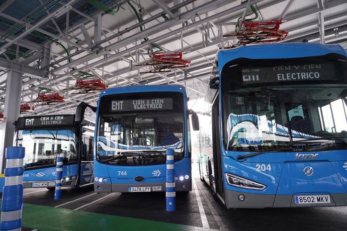 Archivo - Parte de la flota de autobuses eléctricos de EMT Madrid