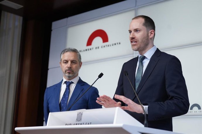 El vicesecretario del PP, Juan Bravo, y el portavoz del PP en el Parlament, Juan Fernández, durante una rueda de prensa sobre la situación de Rodalies, a 29 de enero de 2026, en Barcelona, Cataluña (España).