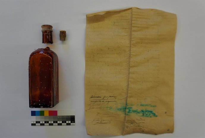 Las obras en la iglesia de Campo Real sacan a la luz una botella con un documento fechado en 1947 con información sobre el párroco asesinado durante la Guerra Civil