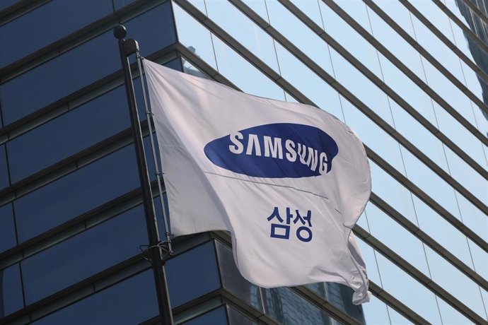 Archivo - Bandera de Samsung Electronics en unas oficinas en Corea del Sur.