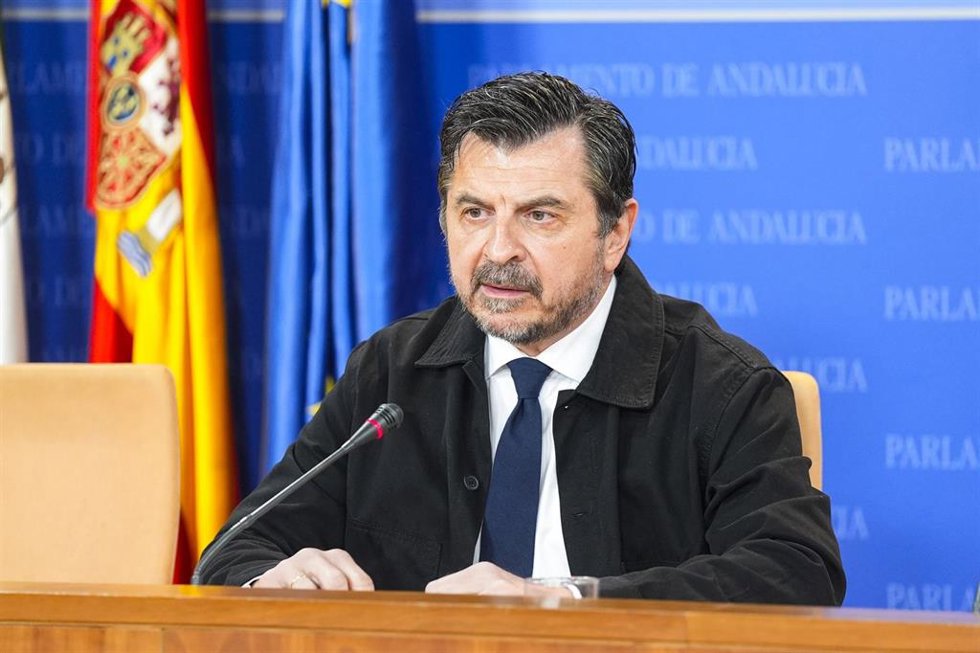 El portavoz del Grupo Parlamentario Popular, Toni Martín, durante la ronda de ruedas de prensa de portavoces de los grupos parlamentarios en el Parlamento de Andalucía, a 29 de enero de 2026 en Sevilla (Andalucía, España). Los portavoces de los grupos p
