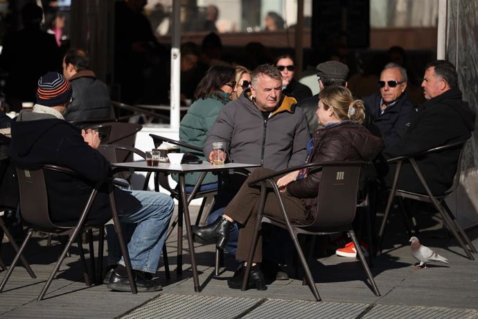 Varias personas en el centro de Madrid.