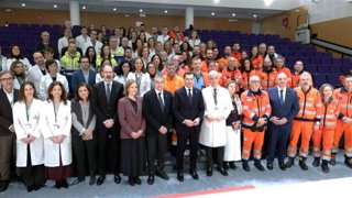 El presidente de la Junta de Andalucía, Juanma Moreno (centro), en su encuentro con personal sanitario y de emergencias que trabajó en el accidente ferroviario de Admuz.