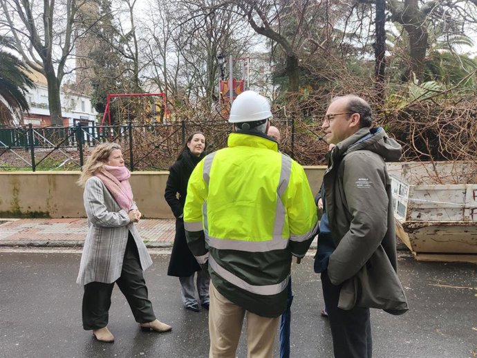 El alcalde de Cáceres, Rafael Mateos, visita algunas de las zonas afectadas por la borrasca 'Kristin'