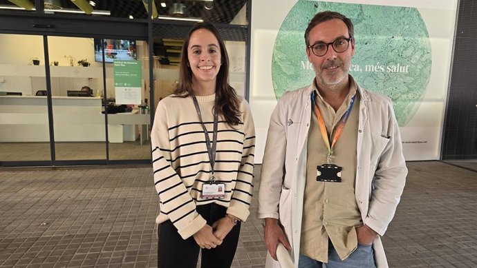 Los investigadores Laura Pérez-Carasol y Saül Martínez-Horta