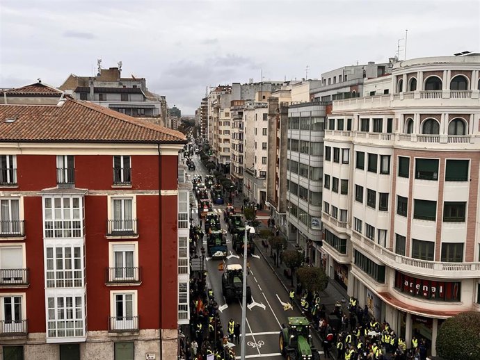 Agricultores y ganaderos de Burgos protestan contra Mercosur y los recortes de la PAC con una gran tractorada