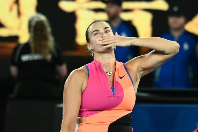 29 de janeiro de 2026, Austrália, Melbourne: A tenista bielorrussa Aryna Sabalenka reage durante a semifinal feminina contra Elina Svitolina, da Ucrânia, no 12º dia do torneio de tênis Australian Open 2026, no Melbourne Park, em Melbourne. Foto: Joel