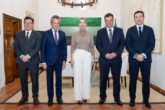 La presidenta de la Junta de Extremadura en funciones recibe eb Mérida al presidente ejecutivo del Grupo IMG, Manuel Matos Gil, con motivo del desembarco de la compañía portuguesa Evertis Ibérica en Badajoz