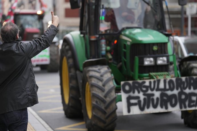 Una persona durante una tractorada en Bilbao, a 29 de enero de 2026, en Bilbao, País Vasco (España). La manifestación lleva como lema  '¡UE-Mercosur Stop! La alimentación no es una mercancía'.