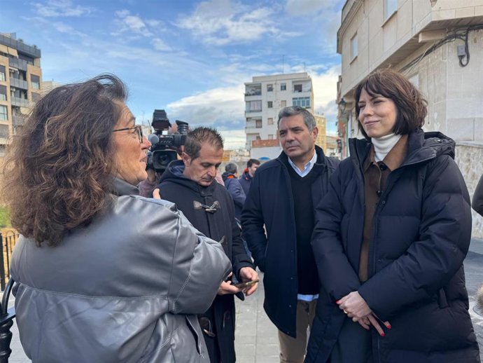 La secretaria general del PSPV-PSOE y ministra de Ciencia, Innovación y Universidades, Diana Morant, (d) en su visita a Chiva (Valencia)
