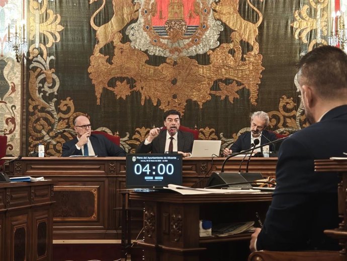 L'alcalde d'Alacant, Luis Barcala (PP), intervé en el ple ordinari de l'Ajuntament d'Alacant celebrat el 29 de gener del 2026