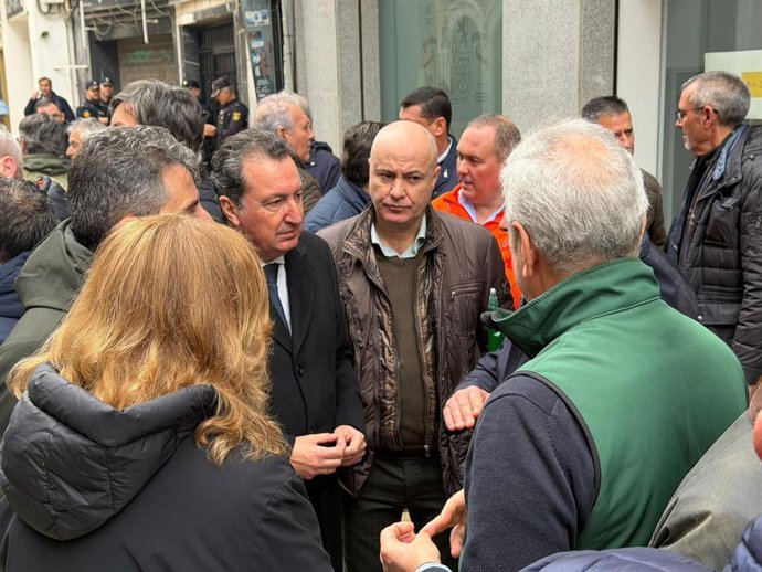 El vicesecretario de Agricultura, Ganadería, Agua y Desarrollo Rural del PP-A, José Carlos Álvarez, junto a otros dirigentes populares onubenses este jueves en la concentración en contra del acuerdo UE-Mercosur y a los recortes de la PAC.