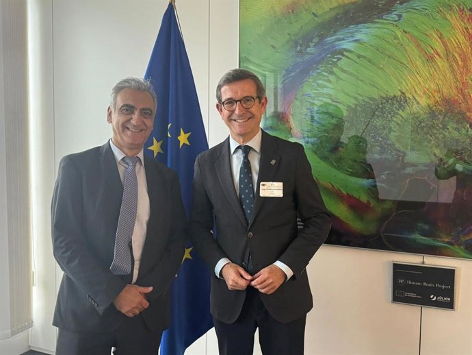 El consejero de Industria, Energía y Minas, Jorge Paradela, tras reunirse en Bruselas con el subdirector de la Dirección General de Redes de Comunicación, Contenido y Tecnologías (DG Connect) de la Comisión Europea, Thomas Skordas.