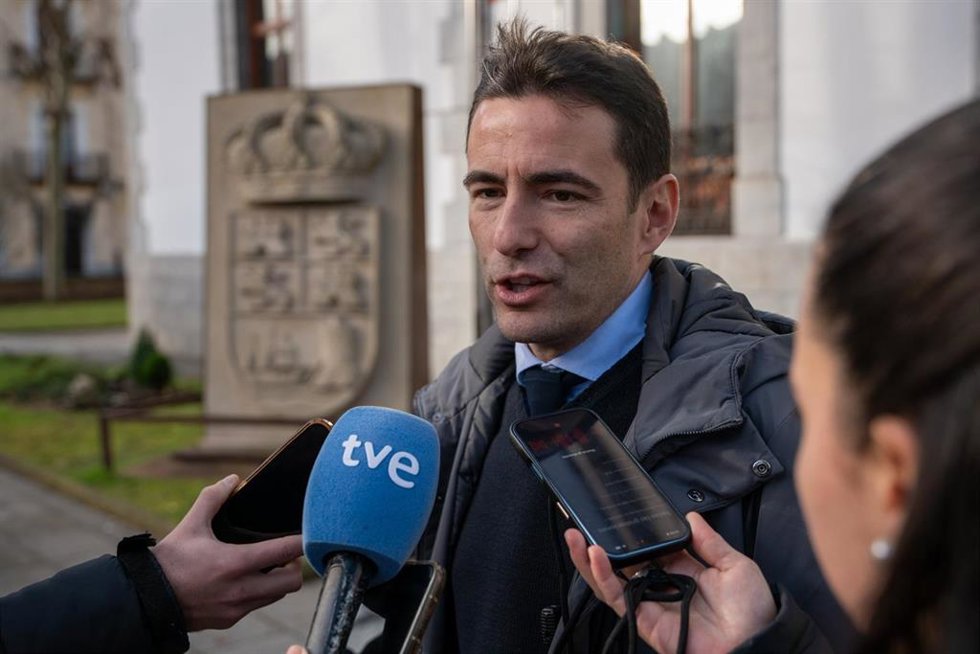 El delegado del Gobierno, Pedro Casares, se ofrece como "intermediario" para mejorar la financiación para Cantabria en el nuevo modelo