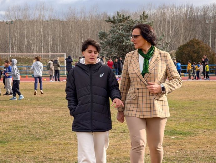La delegada territorial de Desarrollo Educativo y FP, María José Martín Gómez, y la atleta granadina María Pérez.