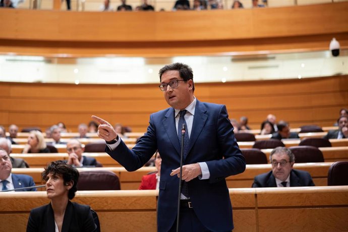 Archivo - El ministro para la Transformación Digital y de la Función Pública, Óscar López, durante una sesión de control en el Senado.