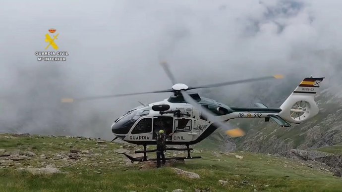Un helicóptero de la Guardia Civil auxilia a dos excursionistas en el Pico Robiña en uno de los nueve rescates completados entre el pasado jueves 3 de julio y este domingo 6 de julio en el Pirineo aragonés.