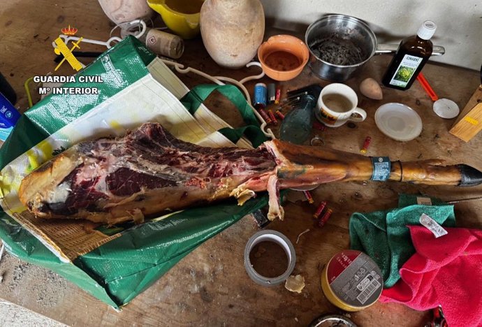 Roba un jamón ibérico de 400 euros en un súper de Mallorca y lo devuelve a medio comer cuando le pilla la Guardia Civil.