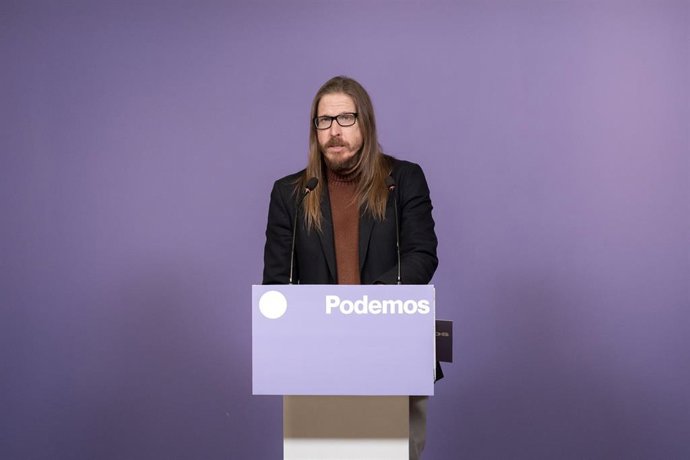 Archivo - El secretario de organización y portavoz de Podemos, Pablo Fernández, ofrece una rueda de prensa en la sede de Podemos, a 22 de diciembre de 2025, en Madrid (España).