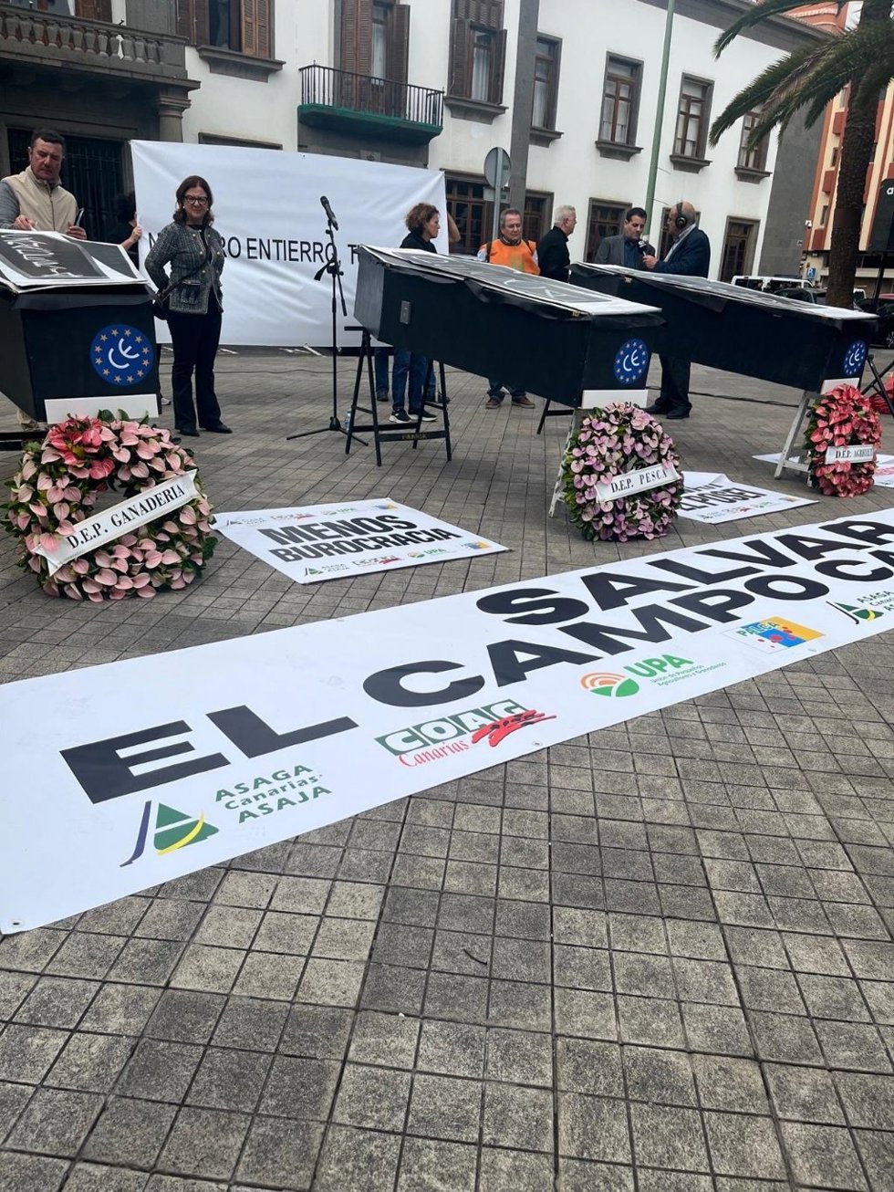 Concentración del sector primario frente a la Delegación del Gobierno en Canarias para protestar contra el borrador del marco financiero plurianual europeo en el que se busca incluir el POSEI en la PAC