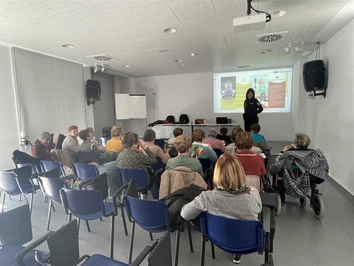 Policía Local imparte un curso sobre seguridad vial a las personas mayores de Calahorra