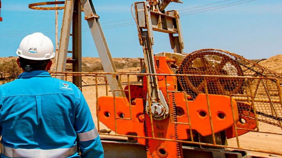 Archivo - Un operario de PetroPerú.