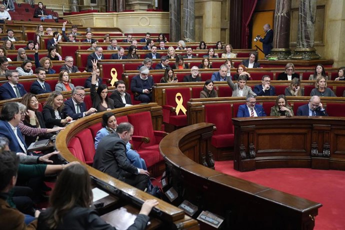 Votación en el hemiciclo durante una sesión del pleno en el Parlament, a 29 de enero de 2026, en Barcelona, Cataluña (España).