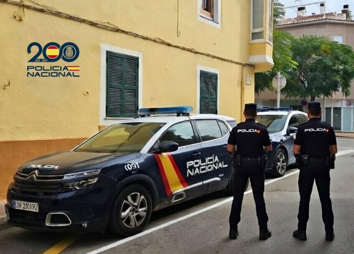 Agentes de la Policía Nacional en Menorca.