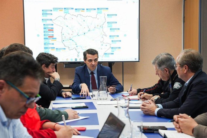 El alcalde Córdoba, José María Bellido, preside una nueva reunión del Centro de Coordinación Operativa Municipal (Cecopal) por el temporal de lluvias y fuertes vientos.