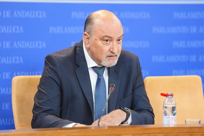 El portavoz adjunto del Grupo Parlamentario Vox en Andalucía, Ricardo López Olea, este jueves en rueda de prensa en el Parlamento. 