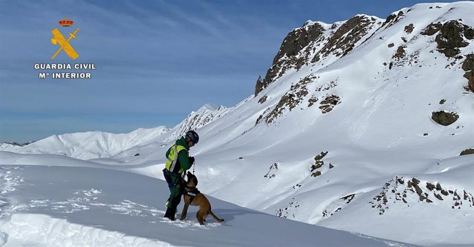 Archivo - Guardia Civil con un perro de la Unidad Canina, en el Pirineo.