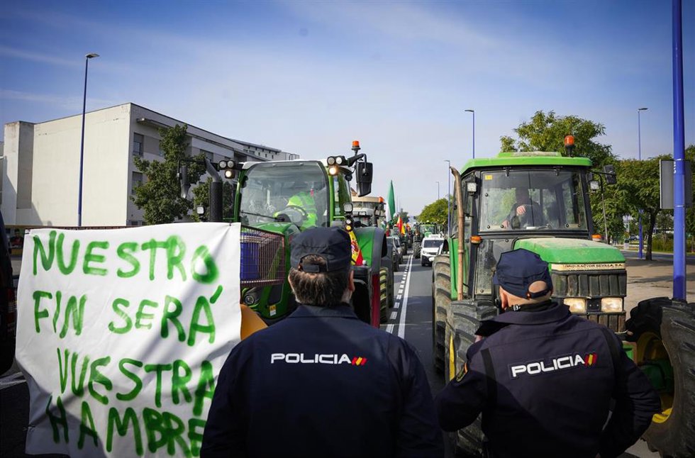 Archivo - Tractorada de protesta en la calle Virgen del Patrocinio, en una foto de archivo.