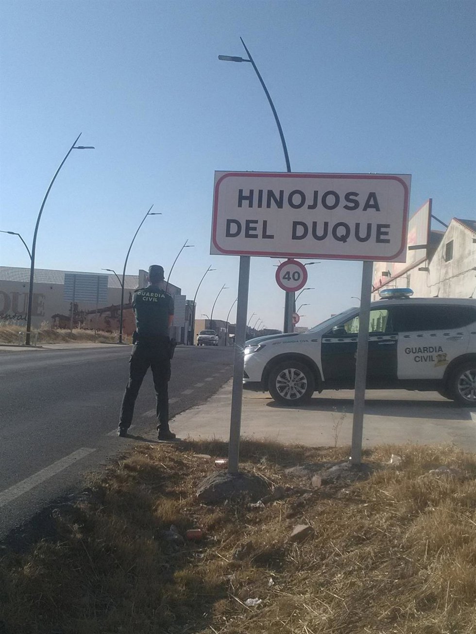Archivo - Imagen de un agente de la Guardia Civil en Hinojosa del Duque (Córdoba).